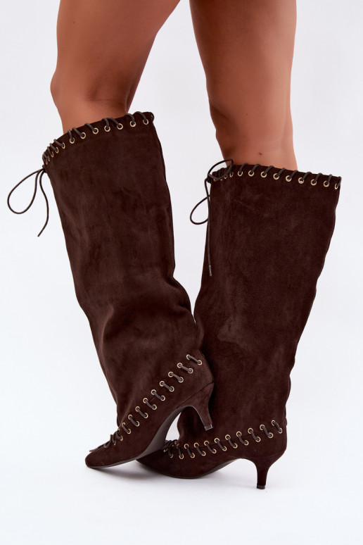 Botas altas con tacón medio de ante sintético con cordones decorativos en color chocolate Juletta