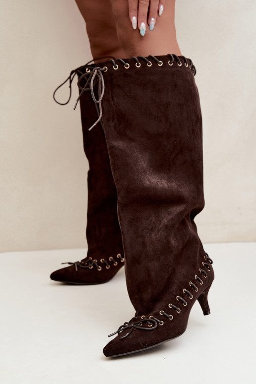 Botas altas con tacón medio de ante sintético con cordones decorativos en color chocolate Juletta