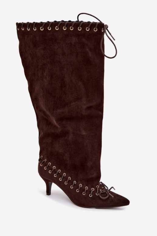 Botas altas con tacón medio de ante sintético con cordones decorativos en color chocolate Juletta