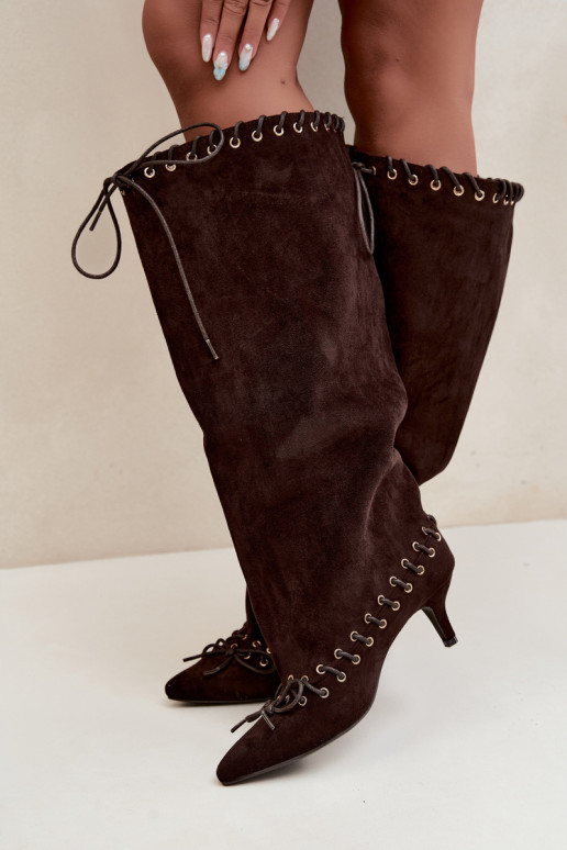 Botas altas con tacón medio de ante sintético con cordones decorativos en color chocolate Juletta