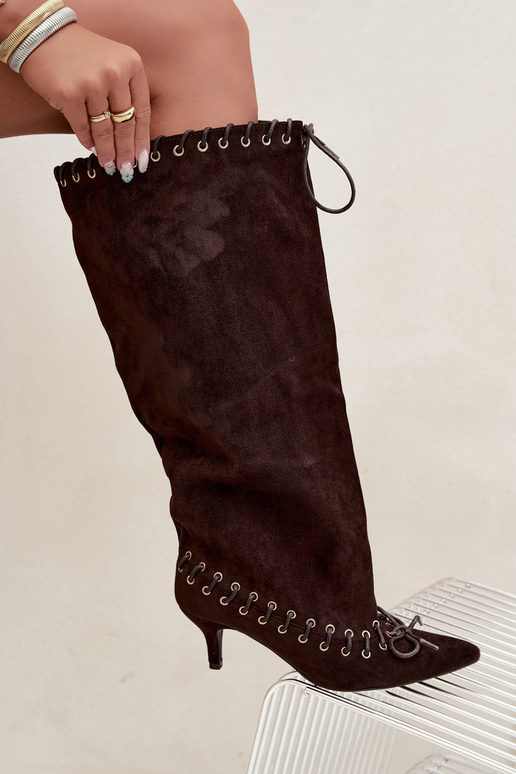 Botas altas con tacón medio de ante sintético con cordones decorativos en color chocolate Juletta