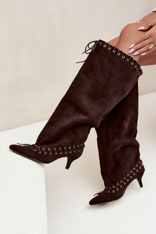 Botas altas con tacón medio de ante sintético con cordones decorativos en color chocolate Juletta