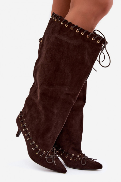 Botas altas con tacón medio de ante sintético con cordones decorativos en color chocolate Juletta