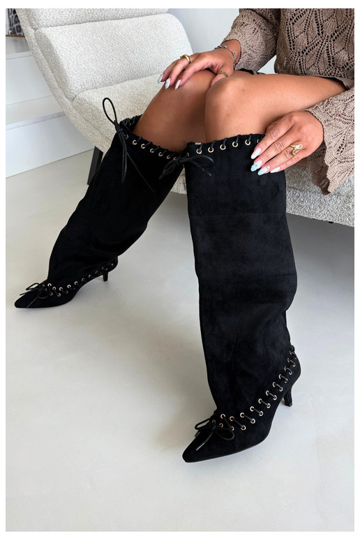 Botas altas con tacón medio de ante sintético con cordones decorativos en color negro Juletta