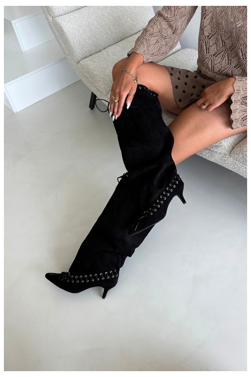 Botas altas con tacón medio de ante sintético con cordones decorativos en color negro Juletta