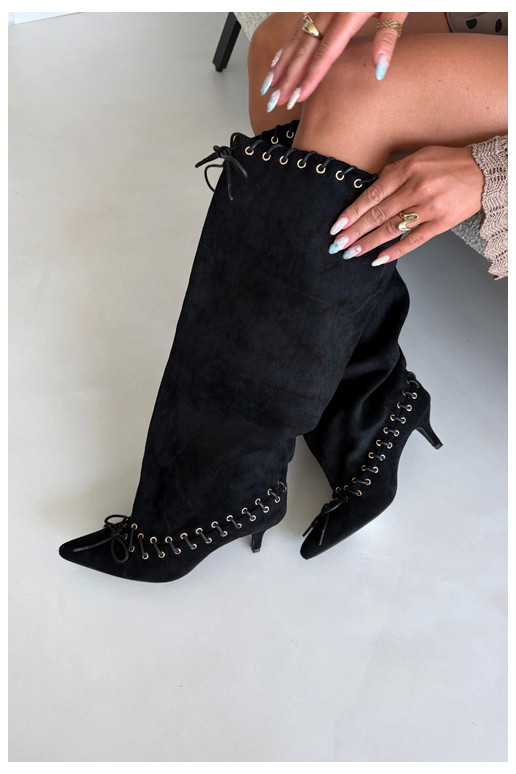 Botas altas con tacón medio de ante sintético con cordones decorativos en color negro Juletta