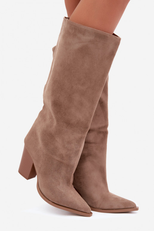 Botas altas de mujer sin cierre con tacón en ante sintético color arena Carmina