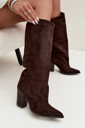 Botas altas de mujer sin cierre con tacón en ante sintético color chocolate Carmina