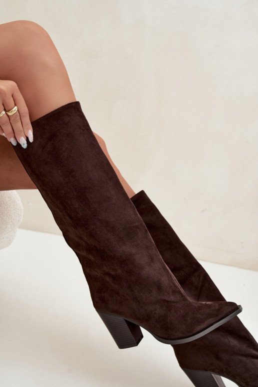 Botas altas de mujer sin cierre con tacón en ante sintético color chocolate Carmina