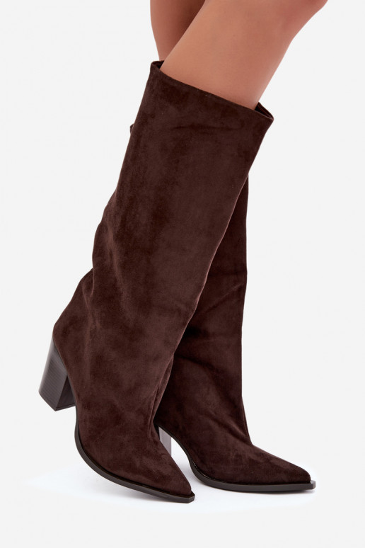 Botas altas de mujer sin cierre con tacón en ante sintético color chocolate Carmina