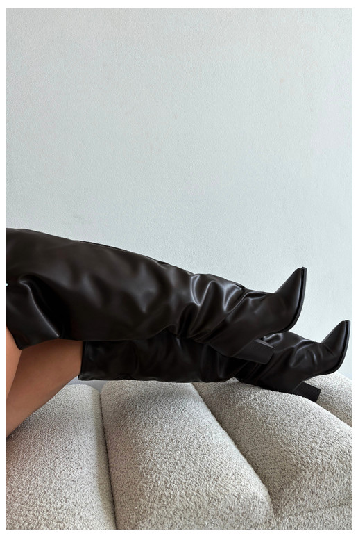 Botas largas de mujer con tacón en estilo slip-on de cuero sintético chocolate Anica