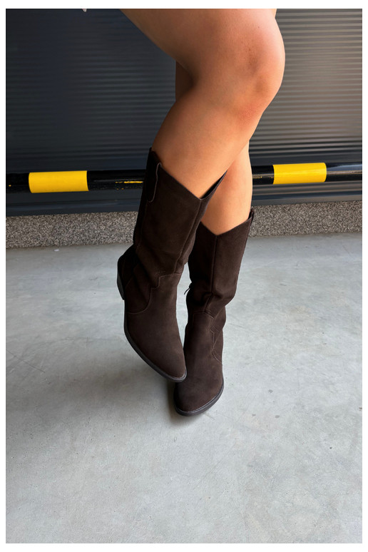 Botas altas de estilo cowboy de ante natural con aislamiento y tacón en color chocolate Radley