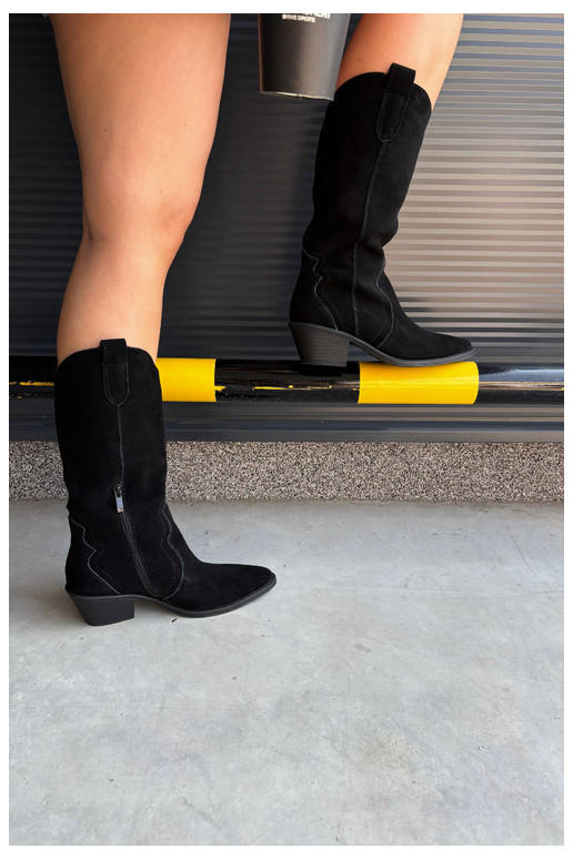Botas altas de estilo cowboy de ante natural con aislamiento y tacón en color negro Radley