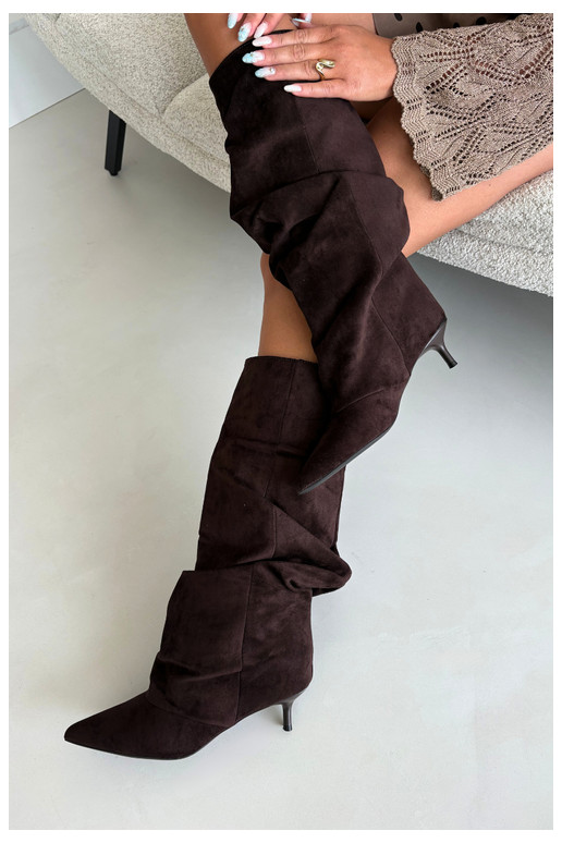 Botas arrugadas de chocolate hasta la rodilla con tacón kitten de ante LoĮen
