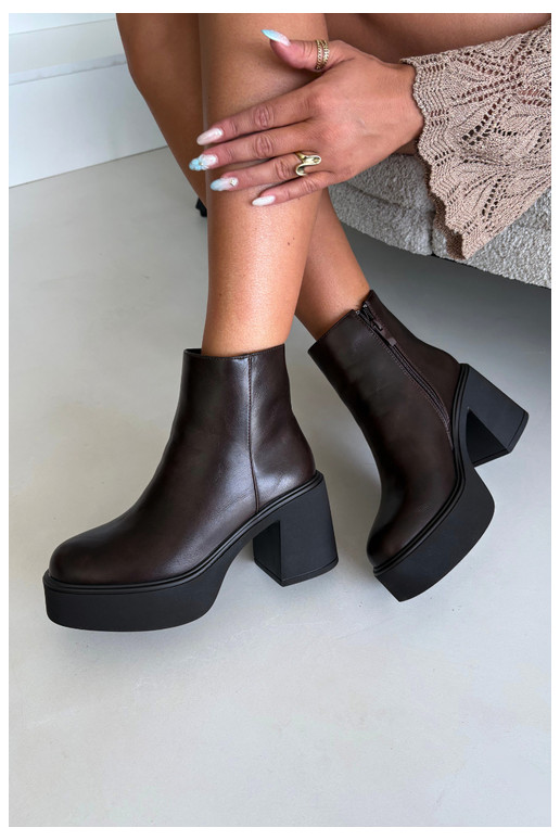 Botines aislados con tacón y plataforma en color chocolate Lurela
