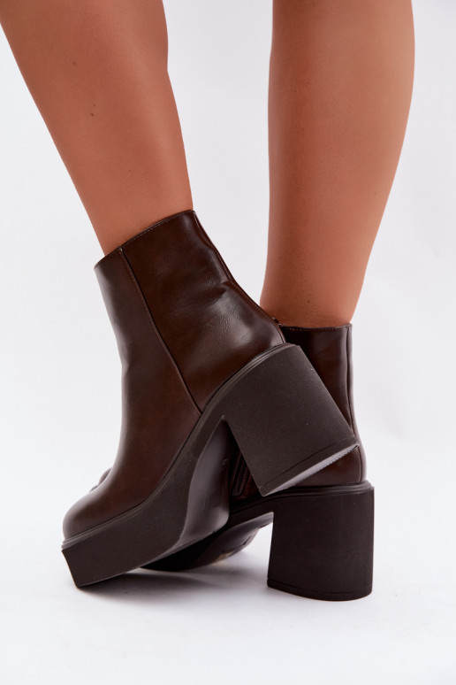 Botines aislados con tacón y plataforma en color chocolate Lurela