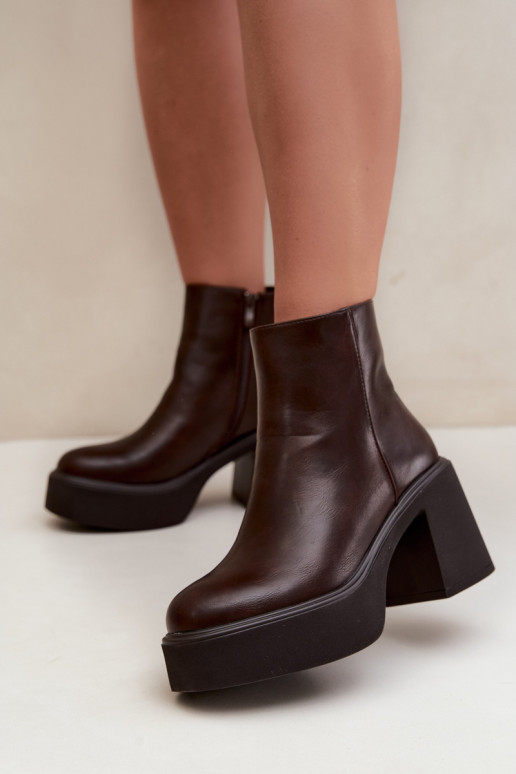Botines aislados con tacón y plataforma en color chocolate Lurela