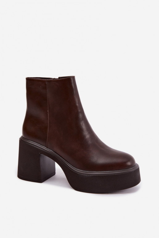 Botines aislados con tacón y plataforma en color chocolate Lurela