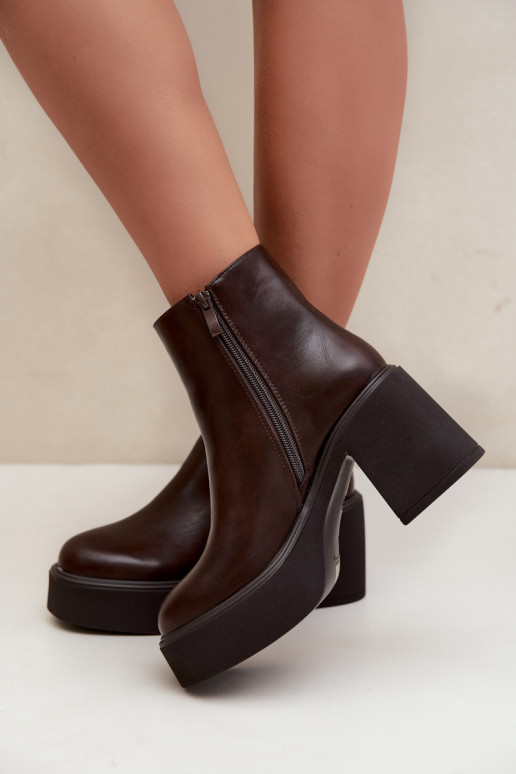 Botines aislados con tacón y plataforma en color chocolate Lurela