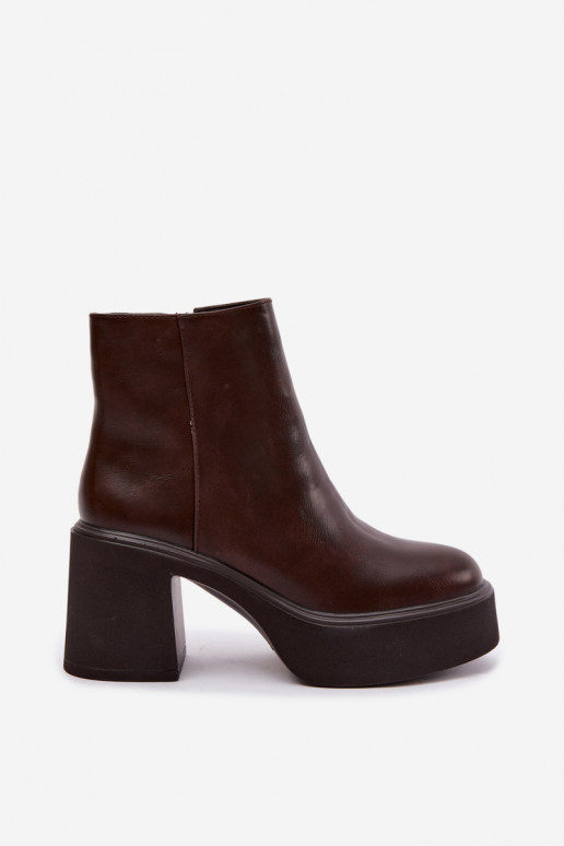 Botines aislados con tacón y plataforma en color chocolate Lurela