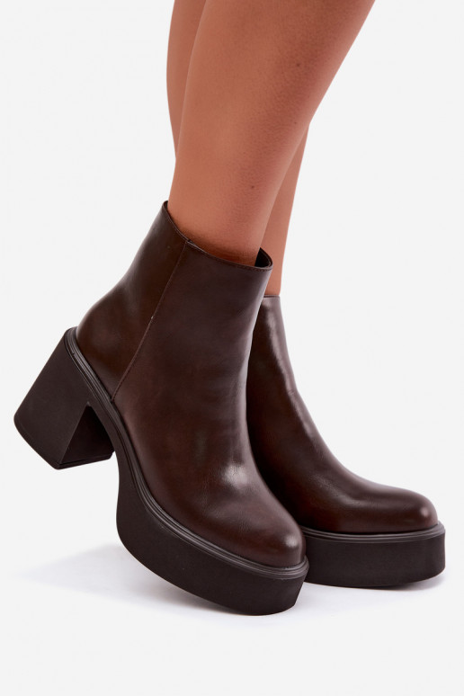 Botines aislados con tacón y plataforma en color chocolate Lurela