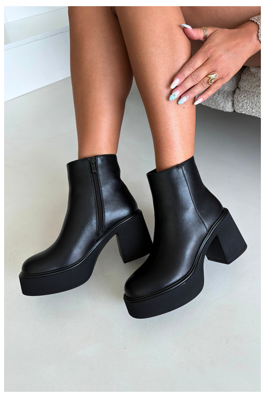 Botines aislados con tacón y plataforma en color negro Lurela