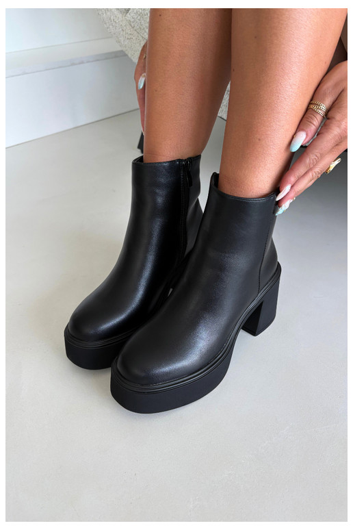 Botines aislados con tacón y plataforma en color negro Lurela