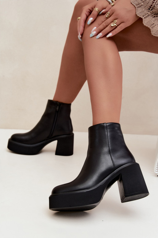 Botines aislados con tacón y plataforma en color negro Lurela