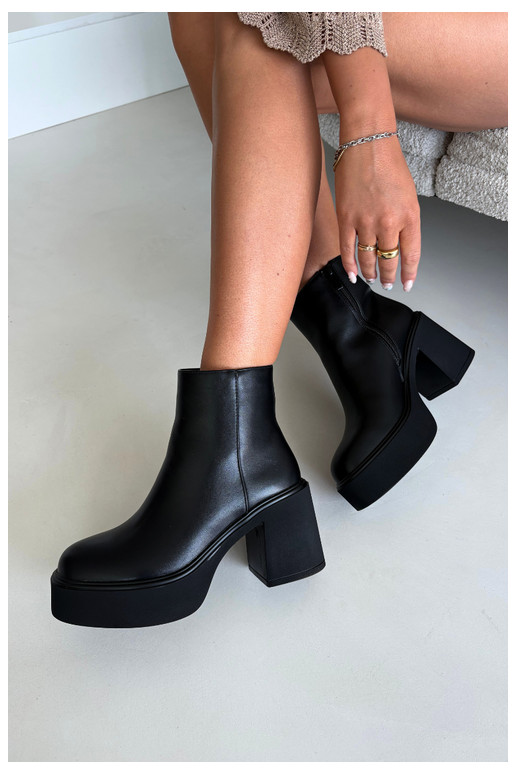 Botines aislados con tacón y plataforma en color negro Lurela