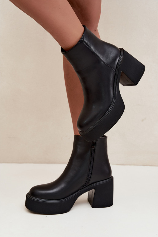 Botines aislados con tacón y plataforma en color negro Lurela