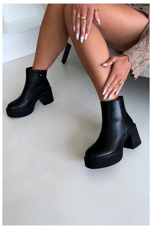 Botines aislados con tacón y plataforma en color negro Lurela