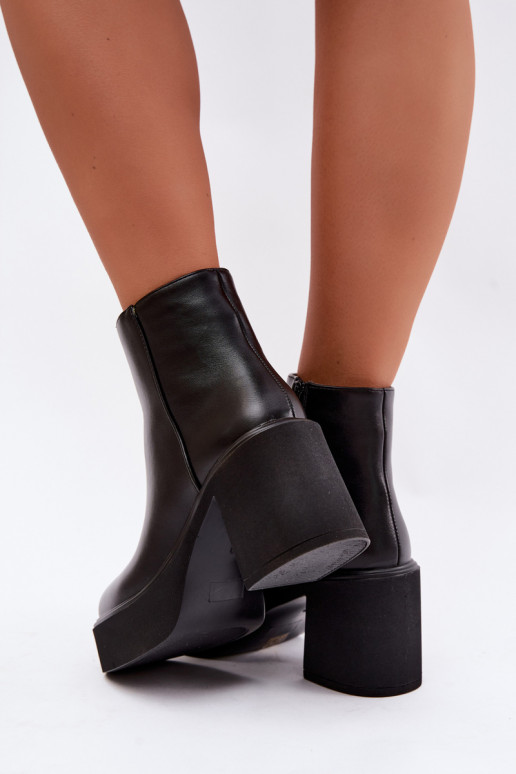 Botines aislados con tacón y plataforma en color negro Lurela