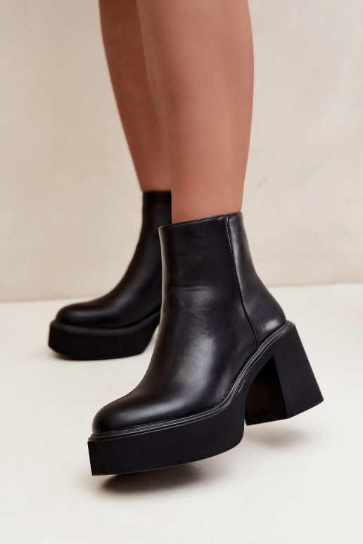 Botines aislados con tacón y plataforma en color negro Lurela