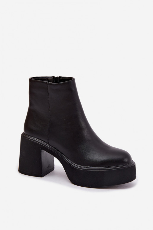 Botines aislados con tacón y plataforma en color negro Lurela