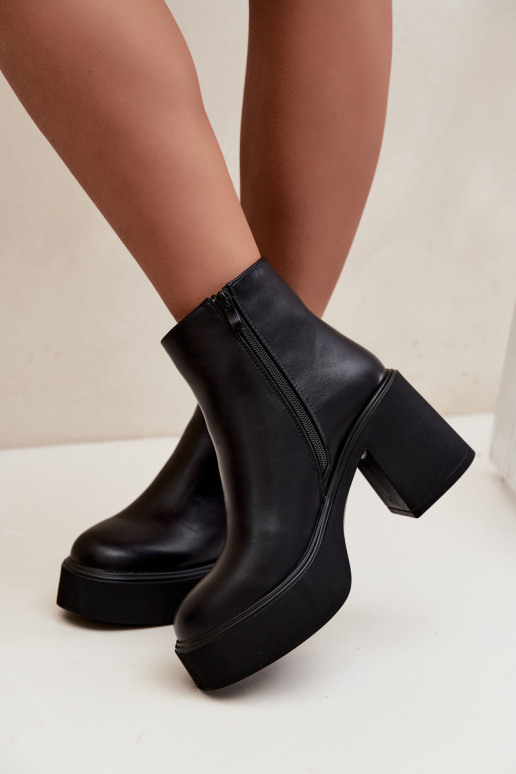 Botines aislados con tacón y plataforma en color negro Lurela