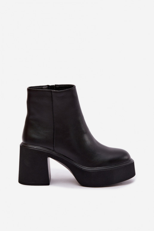 Botines aislados con tacón y plataforma en color negro Lurela