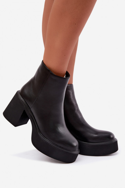 Botines aislados con tacón y plataforma en color negro Lurela