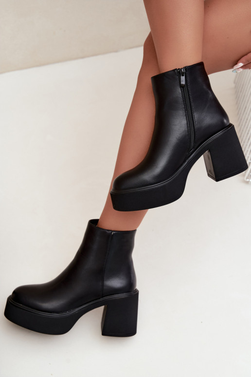 Botines aislados con tacón y plataforma en color negro Lurela