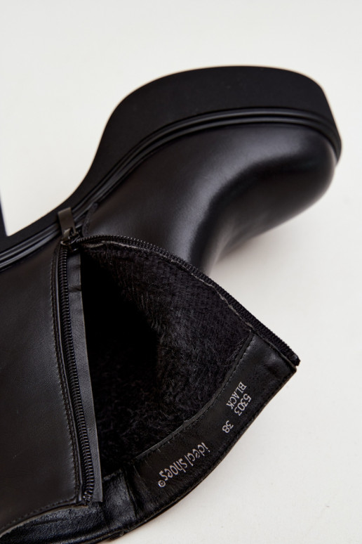 Botines aislados con tacón y plataforma en color negro Lurela