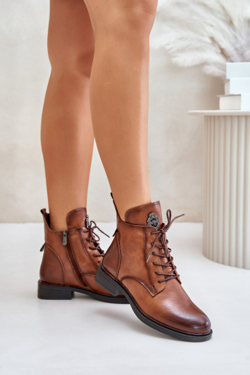 Botines marrones aislados con amplios tacones ornamentados Leonise