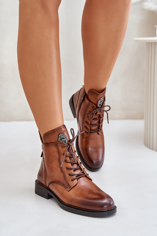 Botines marrones aislados con amplios tacones ornamentados Leonise