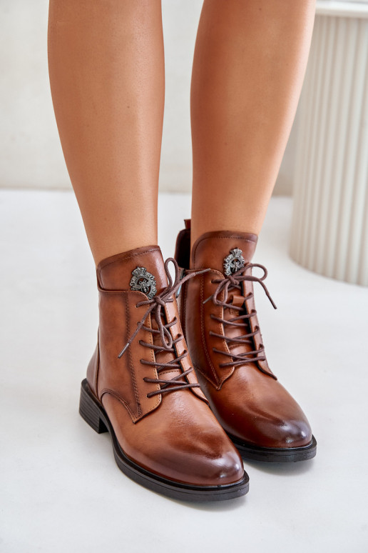 Botines marrones aislados con amplios tacones ornamentados Leonise