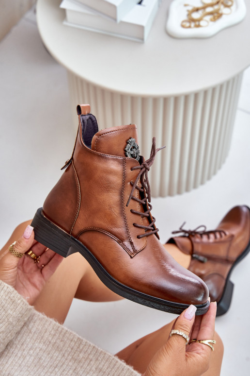 Botines marrones aislados con amplios tacones ornamentados Leonise