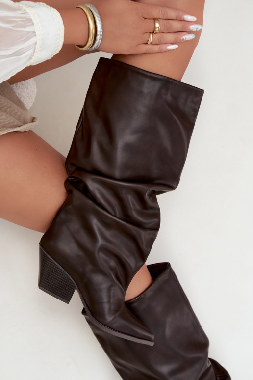 Botas altas color chocolate de slip-on con tacones y punta afilada de cuero sintético Blenia