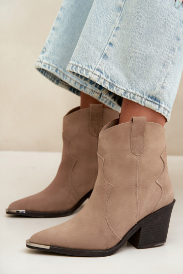 Botas aisladas de ante color caqui de estilo cowboy con tacones Pelsa
