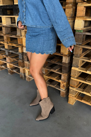Botas aisladas de ante color caqui de estilo cowboy con tacones Pelsa 2