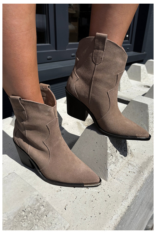 Botas aisladas de ante color caqui de estilo cowboy con tacones Pelsa