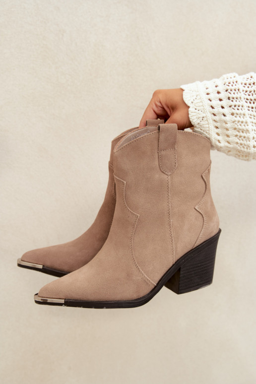 Botas aisladas de ante color caqui de estilo cowboy con tacones Pelsa