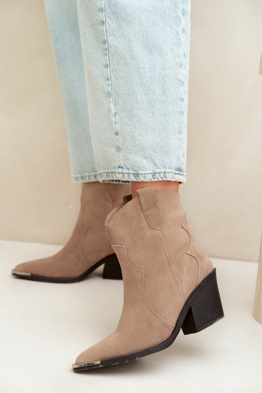 Botas aisladas de ante color caqui de estilo cowboy con tacones Pelsa