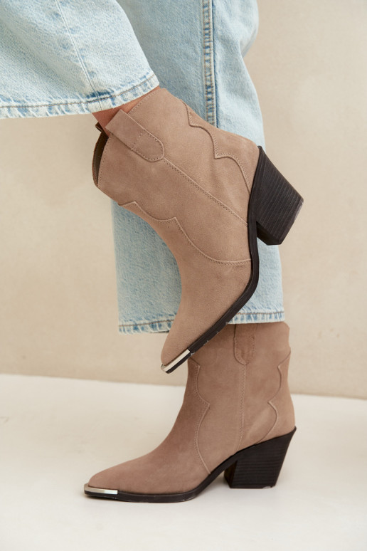 Botas aisladas de ante color caqui de estilo cowboy con tacones Pelsa
